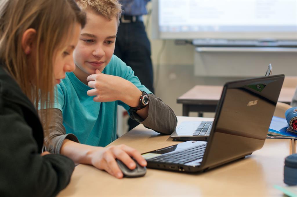 2 Kinder vor einem Laptop